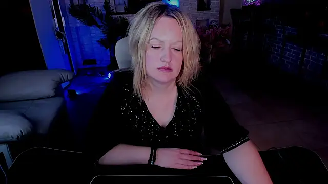 MariemLui online show from November 7, 2025, 2:06 pm