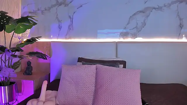 ValSmith  online show from October 31, 2025, 3:40 am