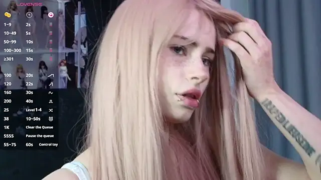 Snapshot of PieraMarch chatting on November 18, 2025, 7:13 am PieraMarch online show from November 18, 2025, 7:13 am