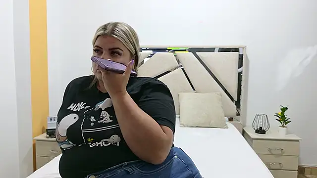 Snapshot of KiimBrooks chatting on February 19, 2026, 12:39 am KiimBrooks online show from February 19, 2026, 12:39 am