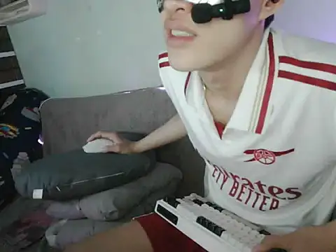 boyhigh1997 online show from October 20, 2025, 4:51 pm