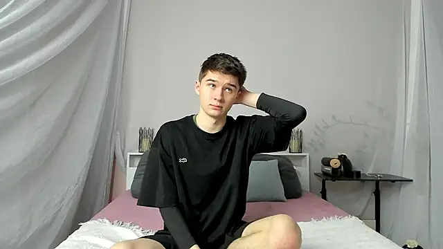 Snapshot of SherlockMax chatting on February 4, 2026, 7:09 pm SherlockMax online show from February 4, 2026, 7:09 pm