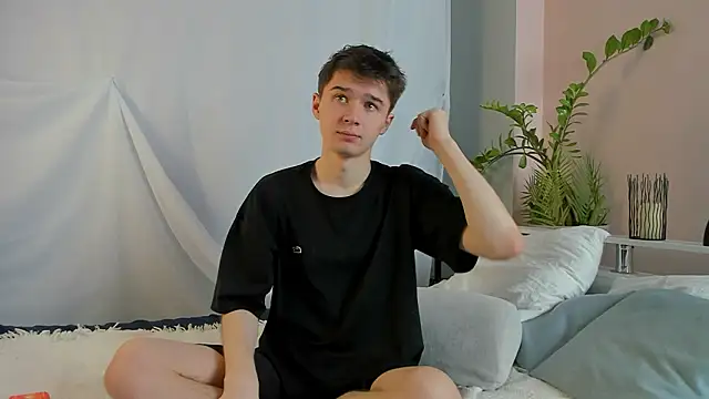 Snapshot of SherlockMax chatting on February 13, 2026, 8:05 pm SherlockMax online show from February 13, 2026, 8:05 pm