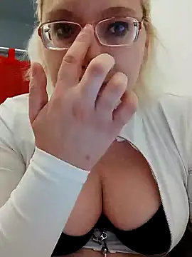 Snapshot of VikaKing chatting on December 5, 2025, 8:27 pm VikaKing online show from December 5, 2025, 8:27 pm