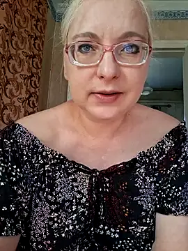 Snapshot of VikaKing chatting on April 6, 2026, 11:55 am VikaKing online show from April 6, 2026, 11:55 am