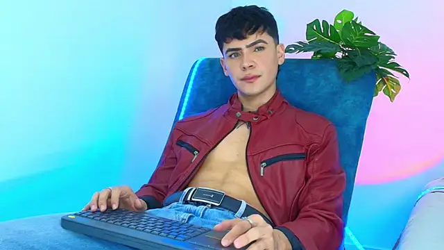 CamiiGuzmanX online show from October 28, 2025, 8:44 pm