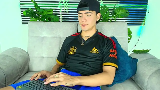 CamiiGuzmanX online show from February 2, 2026, 8:07 pm