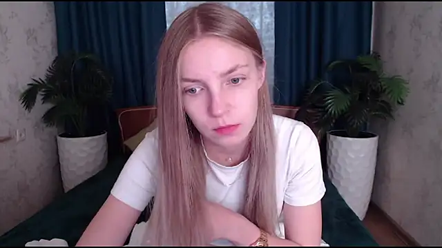 HitGyrl online show from October 30, 2025, 8:05 am