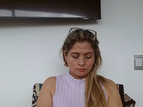 linda-mature43 online show from October 29, 2025, 3:03 pm