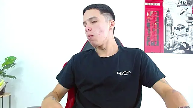 Cumandres18 online show from February 10, 2026, 3:27 pm