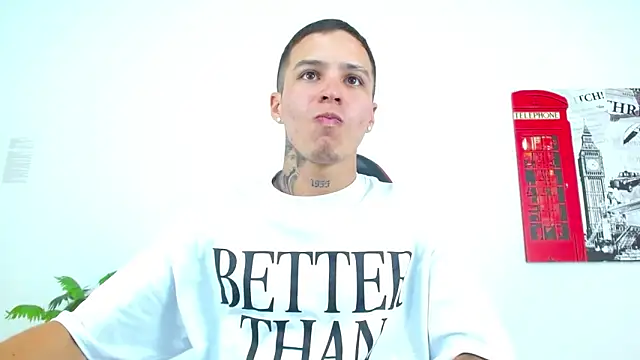 Cumandres18 online show from April 15, 2026, 8:53 pm