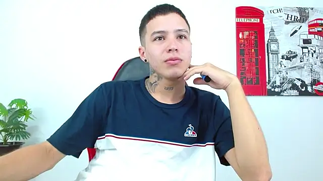 Cumandres18 online show from May 23, 2026, 3:38 pm