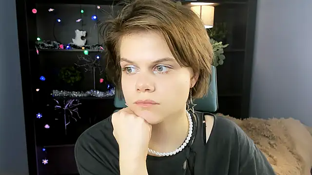 EllieMurler online show from December 19, 2025, 1:07 pm