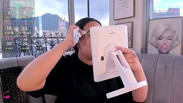 Zoey thompson online show from October 15, 2025, 7:47 pm