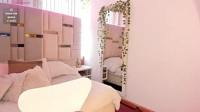 Zoey thompson online show from February 5, 2026, 7:29 pm