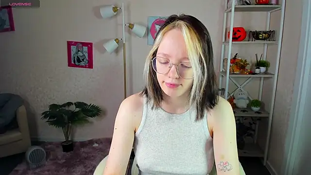 Snapshot of R0cket_bunny chatting on November 15, 2025, 1:03 am R0cket bunny online show from November 15, 2025, 1:03 am