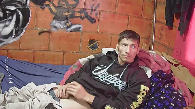 alexandercruz online show from April 12, 2026, 9:42 pm