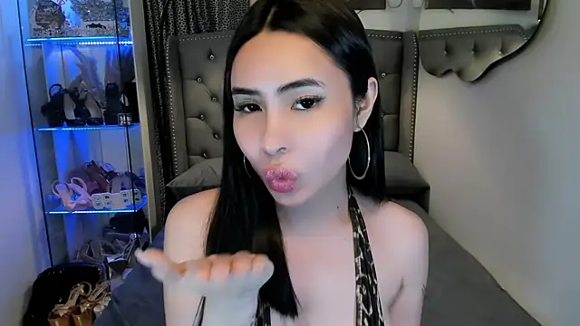 Snapshot of Claudia_empress chatting on October 24, 2025, 8:27 pm Claudia empress online show from October 24, 2025, 8:27 pm