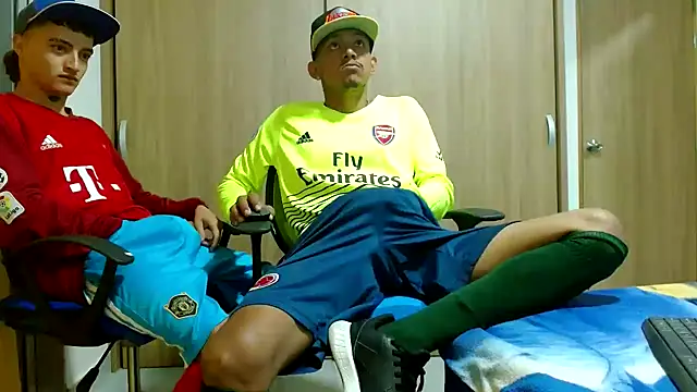 Snapshot of skinny23cm chatting on December 10, 2024, 9:33 am skinny23cm online show from December 10, 2024, 9:33 am