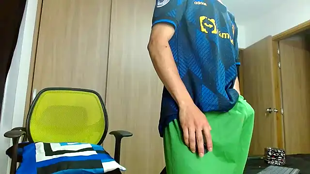 Snapshot of skinny23cm chatting on January 8, 2025, 9:42 am skinny23cm online show from January 8, 2025, 9:42 am