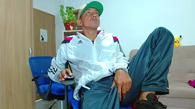 Snapshot of skinny23cm chatting on October 9, 2025, 12:47 pm skinny23cm online show from October 9, 2025, 12:47 pm