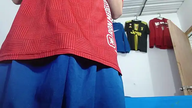 Snapshot of skinny23cm chatting on February 12, 2026, 2:23 pm skinny23cm online show from February 12, 2026, 2:23 pm