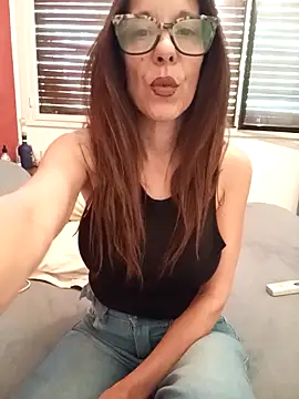 Snapshot of Esmeralda_passion chatting on October 15, 2025, 1:44 pm Esmeralda passion online show from October 15, 2025, 1:44 pm