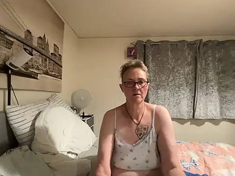 Snapshot of Curvy-Jinx chatting on July 7, 2026, 8:46 pm Curvy-Jinx online show from July 7, 2026, 8:46 pm