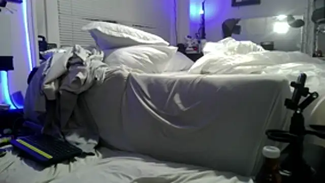 Luv2SuckBWC92 online show from November 6, 2025, 11:26 pm