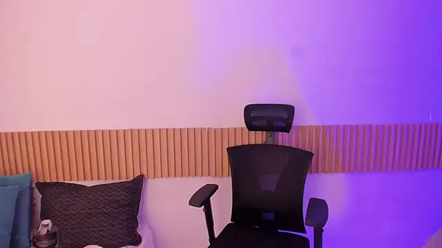 OliviaSweett online show from November 3, 2025, 7:48 pm