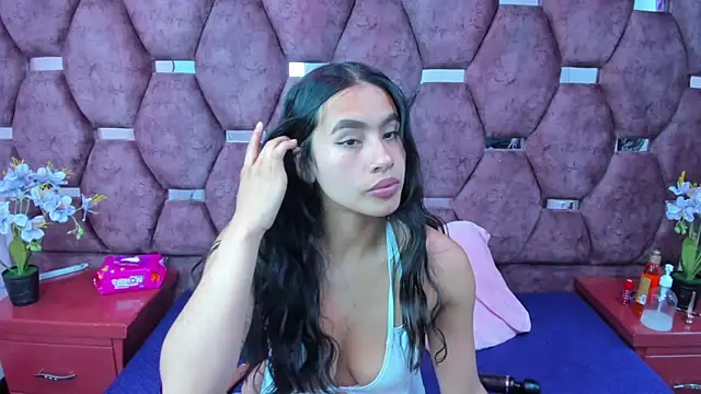 Miaa Davis  online show from November 8, 2025, 3:18 am