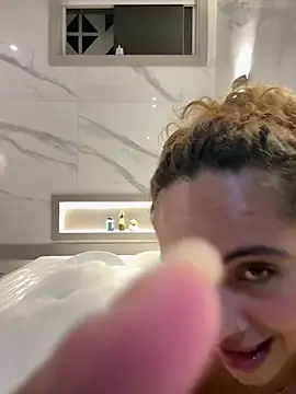 Chloe Leaozinho online show from April 6, 2026, 11:49 pm