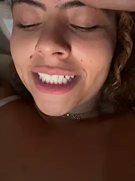 Snapshot of Chloe_Leaozinho chatting on May 15, 2026, 11:45 pm Chloe Leaozinho online show from May 15, 2026, 11:45 pm