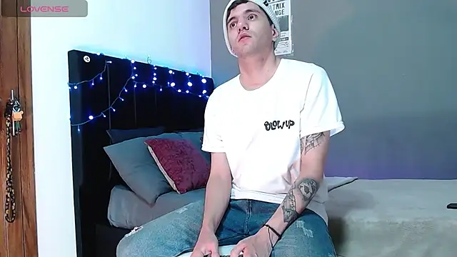 Matteo12  online show from December 2, 2025, 8:04 pm