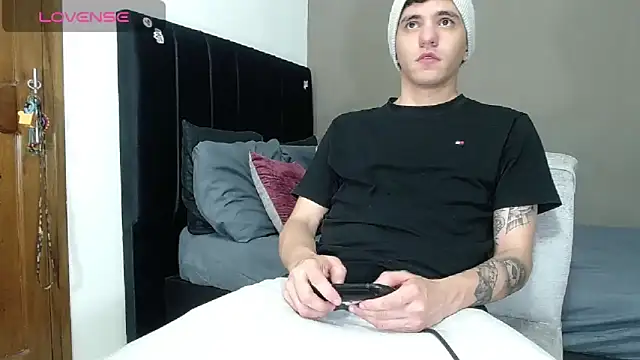 Matteo12  online show from February 8, 2026, 12:47 am