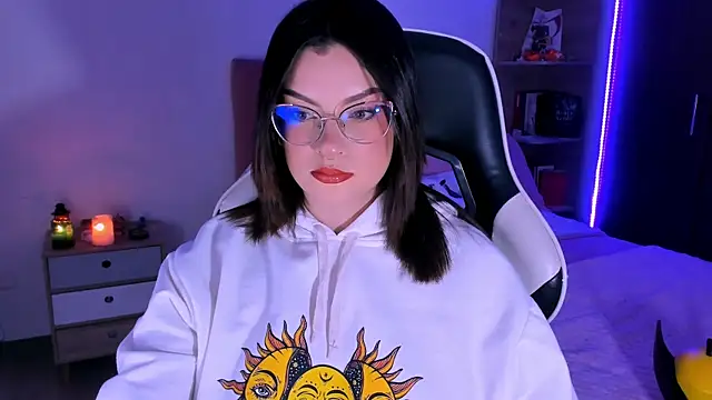 OphelianaRose33 online show from October 28, 2025, 10:56 pm