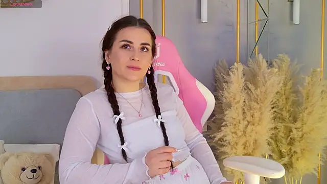 LanaElise online show from November 6, 2025, 6:03 am