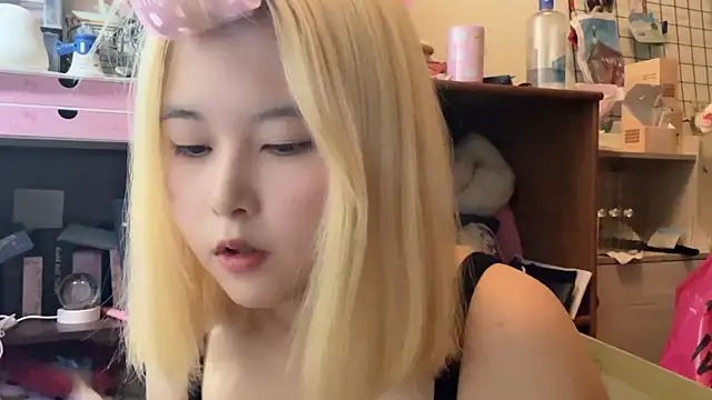 luna51888 online show from September 9, 2025, 11:43 am