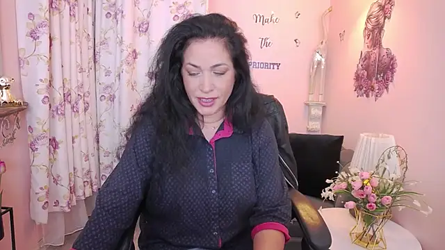 Snapshot of MyLovOne chatting on May 17, 2026, 12:23 pm MyLovOne online show from May 17, 2026, 12:23 pm