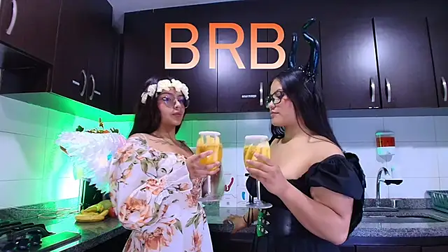 Snapshot of Lilith_and_Khloe chatting on November 2, 2025, 11:45 am Lilith and Khloe online show from November 2, 2025, 11:45 am