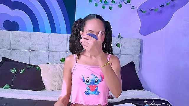 Karen Ariass online show from November 21, 2025, 1:43 pm