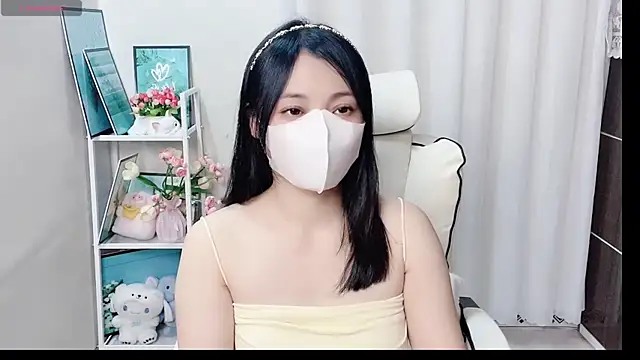phuongnhi  online show from May 17, 2026, 2:42 am