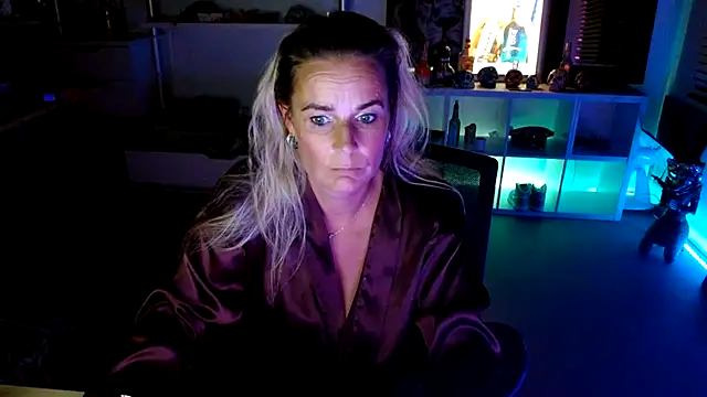 Snapshot of Mrs-Aurora chatting on October 6, 2025, 9:45 pm Mrs-Aurora online show from October 6, 2025, 9:45 pm