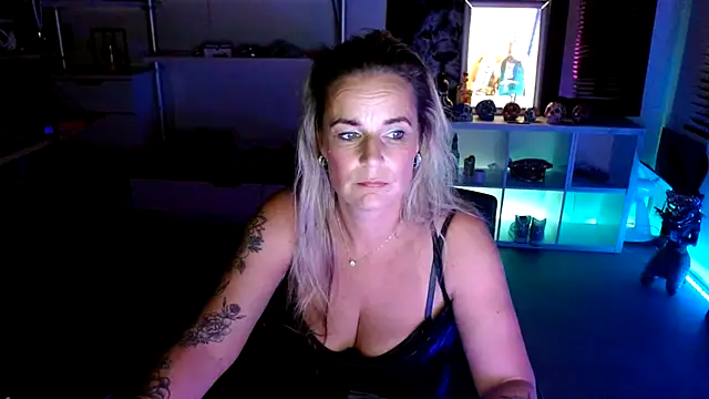 Snapshot of Mrs-Aurora chatting on October 12, 2025, 6:29 pm Mrs-Aurora online show from October 12, 2025, 6:29 pm