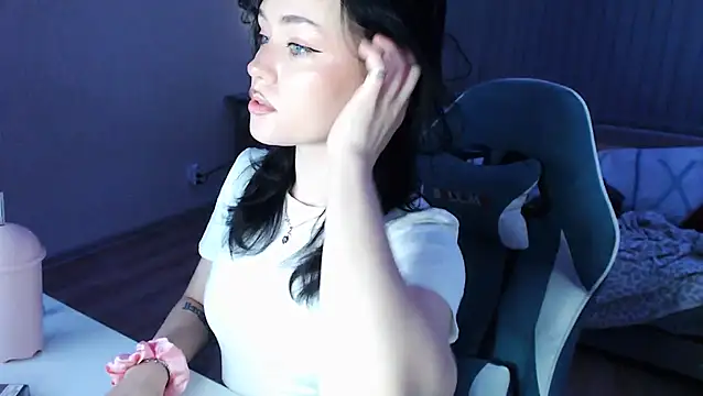 cutefrendlyuser online show from April 13, 2026, 6:46 pm