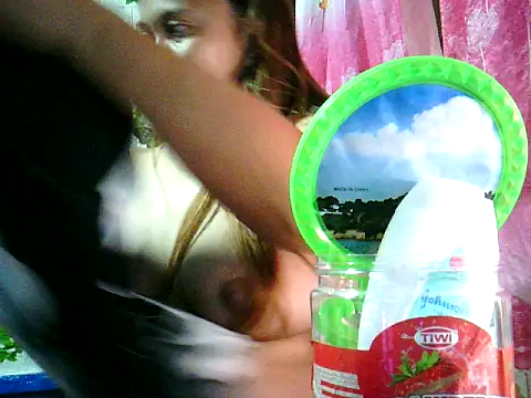 Snapshot of yuana25 chatting on February 4, 2026, 12:22 pm yuana25 online show from February 4, 2026, 12:22 pm