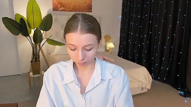 Snapshot of JulieDaniel chatting on April 22, 2026, 8:17 am JulieDaniel online show from April 22, 2026, 8:17 am