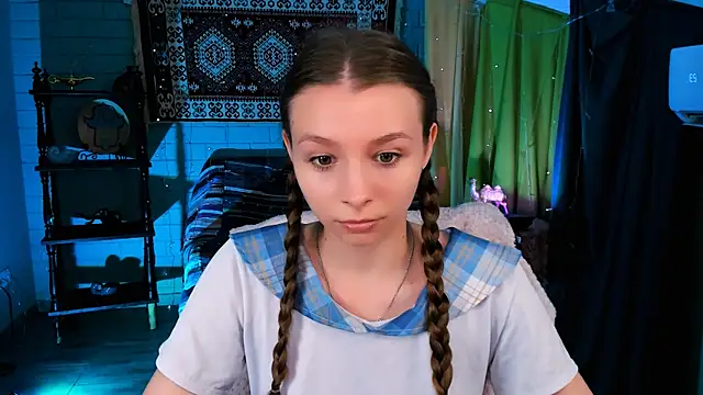 Snapshot of JulieDaniel chatting on May 19, 2026, 8:20 am JulieDaniel online show from May 19, 2026, 8:20 am
