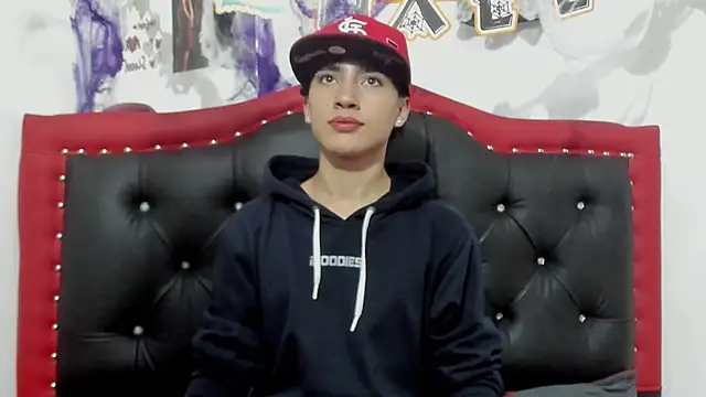 Snapshot of Thiago_Divine_ chatting on October 17, 2025, 10:56 pm Thiago Divine  online show from October 17, 2025, 10:56 pm