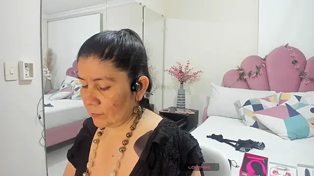 kiraGeiner online show from February 14, 2026, 6:04 pm